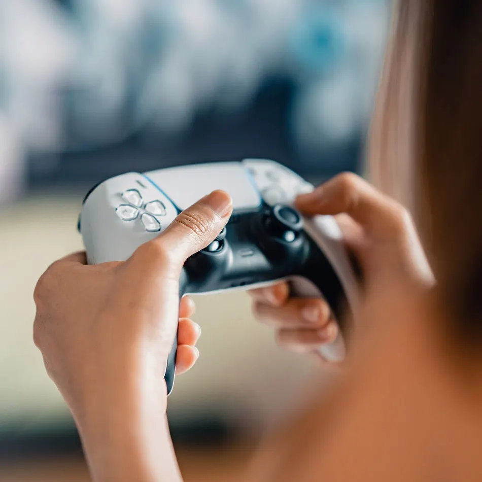 Gamerin mit DualSense Wireless Controller